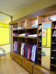 Мебель для магазинов одежды